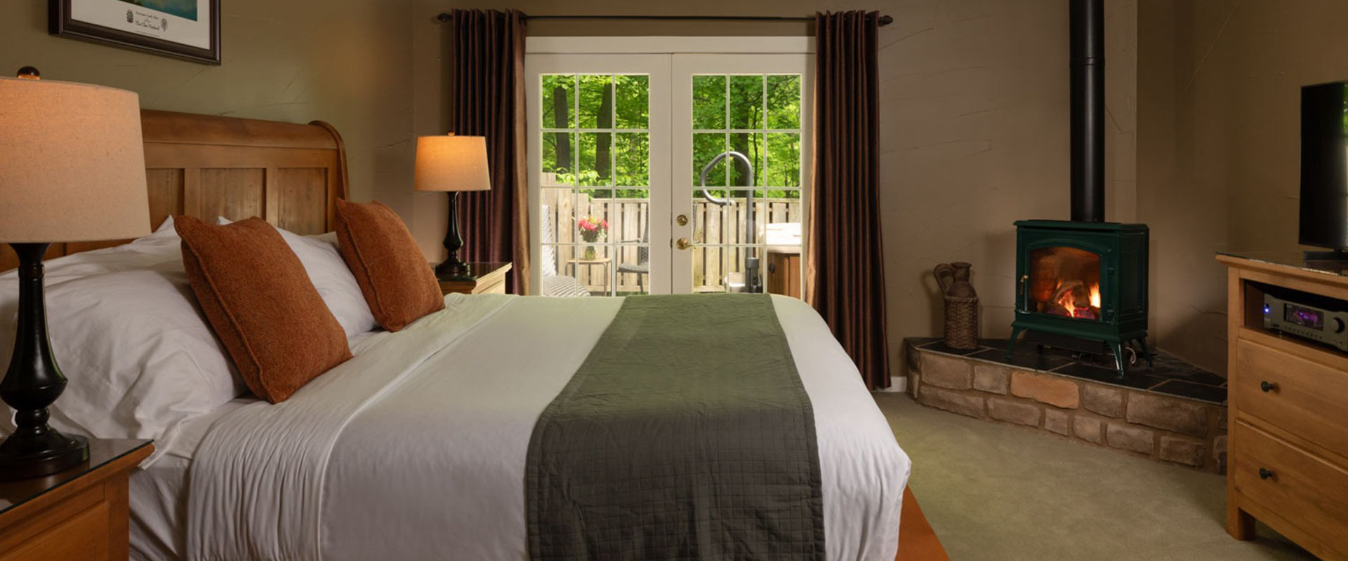 Picture of the bed and fireplace of McLeod at Glenlaurel.