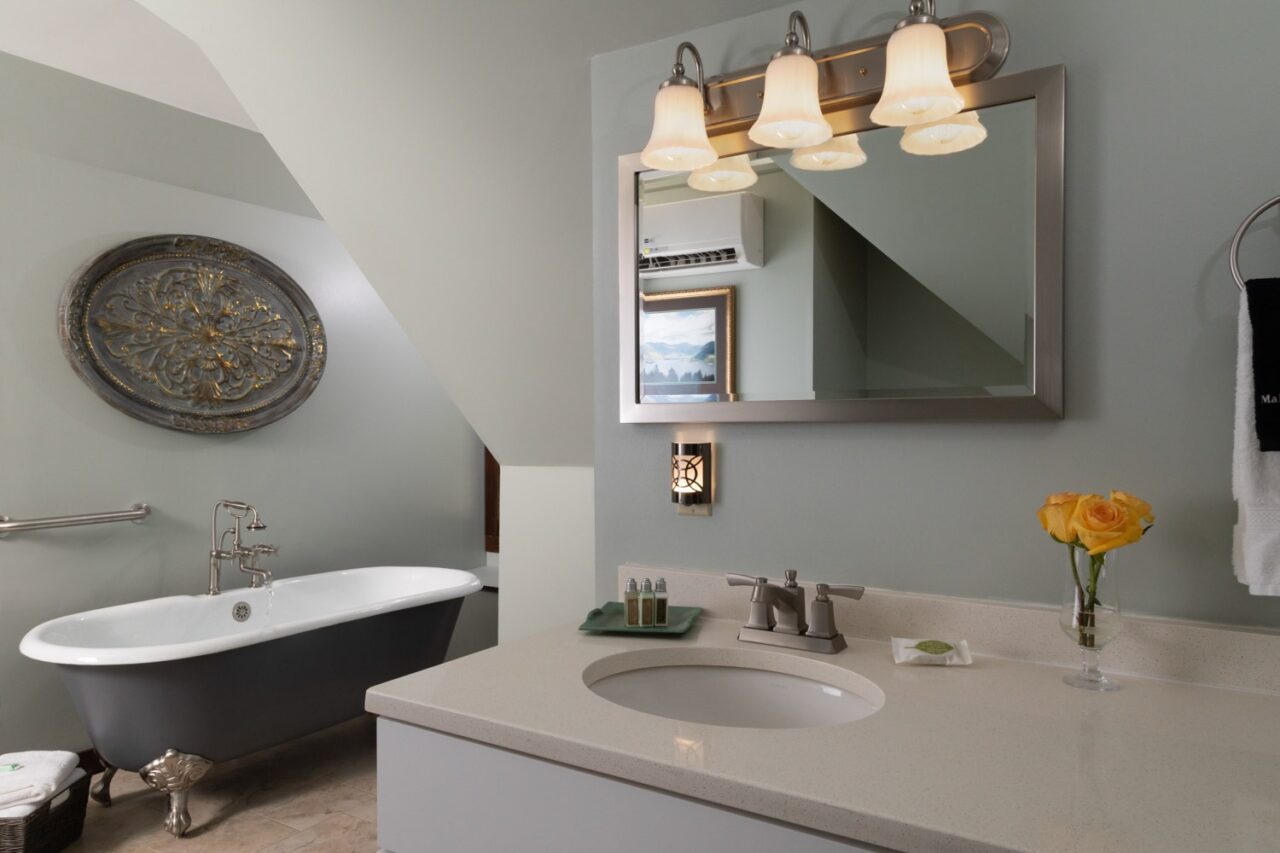 Picture of the sink and bathtub in the bathroom of the Ross at Glenlaurel.