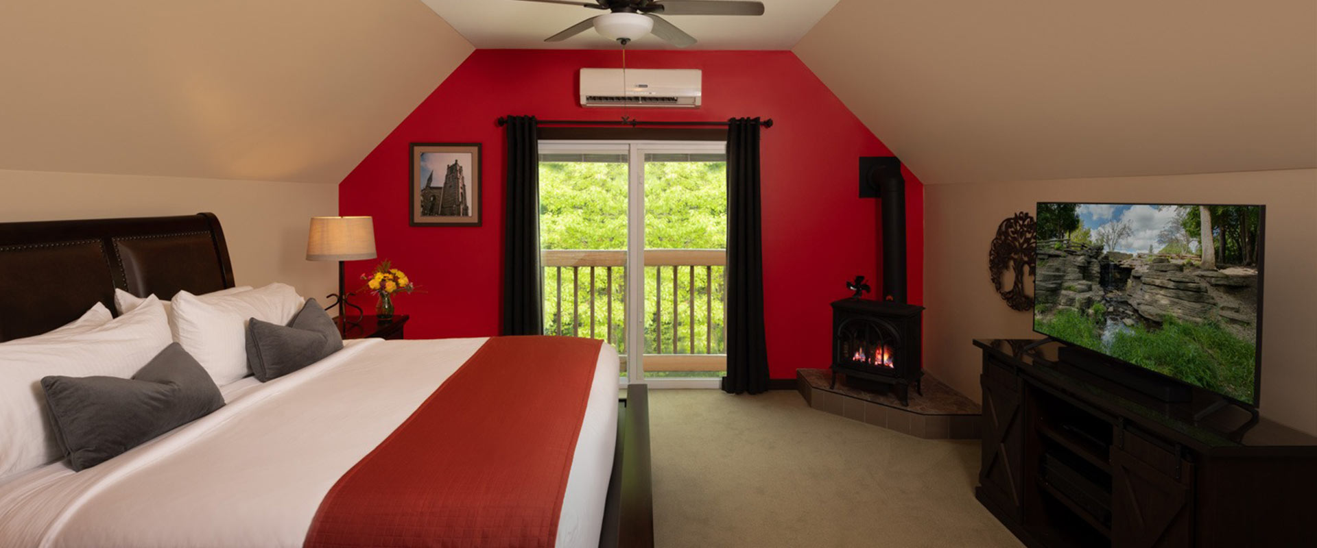 Interior picture of the Ross Suite at Glenlaurel.