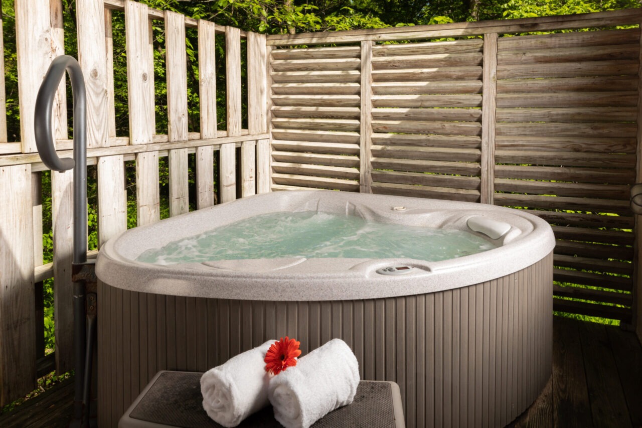 Hot tub at Glenlaurel, with folded towels.