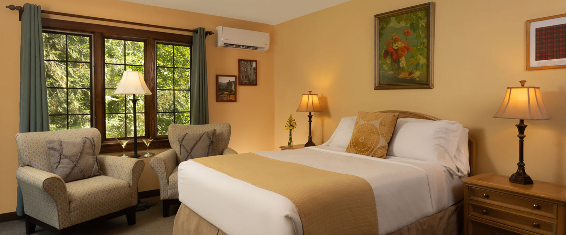 Bed and chairs in the MacGregor at Glenlaurel.