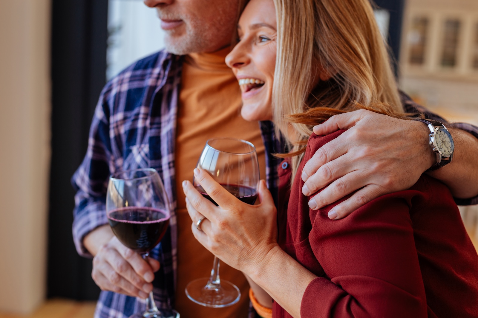 Couple drinking wine and enjoying their Hocking Hills romantic getaway